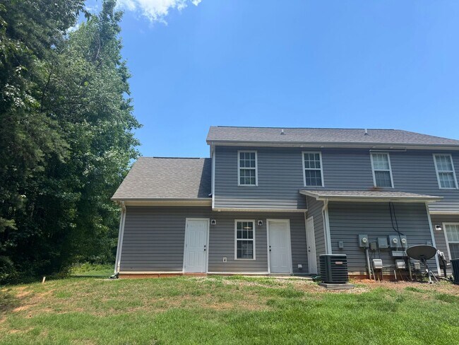 Building Photo - Three Bedroom Townhouse in Sherrills Ford with Bonus Room