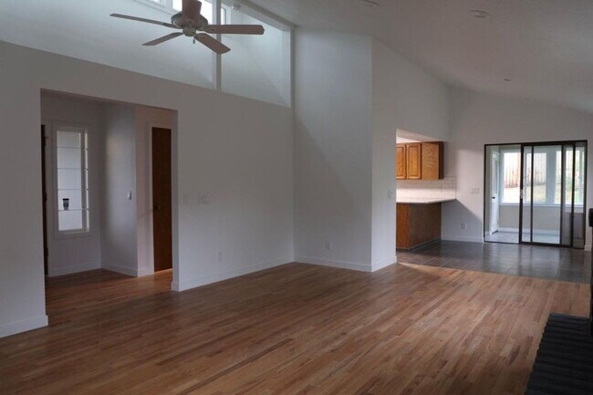 Building Photo - Spacious 4 Bed / 3 Bath Near Downtown with Two Master Bedrooms! Available beginning of August