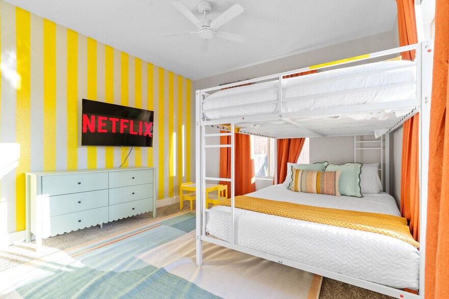 Building Photo - 4900 S Springs Dr