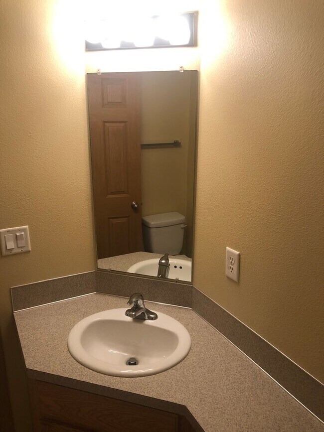 Building Photo - Three Bedroom Duplex in South Salem