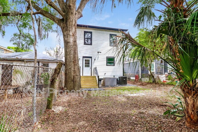 Building Photo - 1025 W 38th St