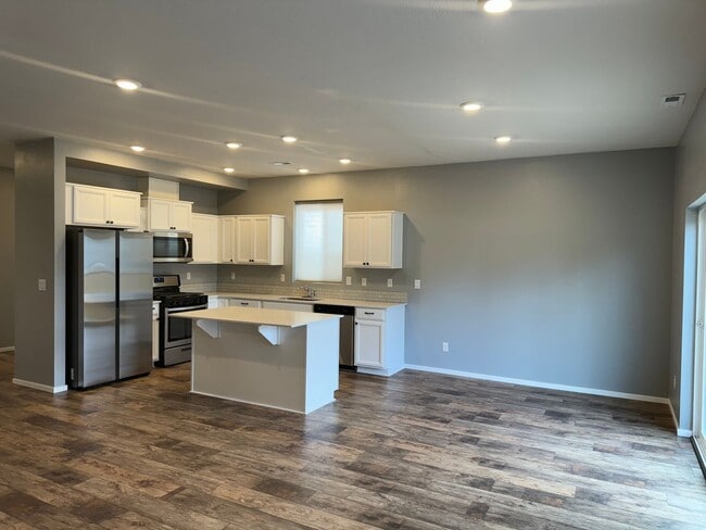 Building Photo - 4 bedroom 2.5 bathroom almost-new house in...