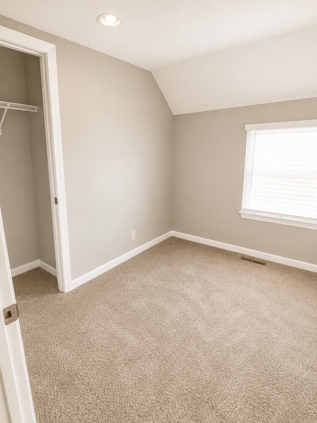 Building Photo - 3 Bed / 1 Bath Home in Dubuque