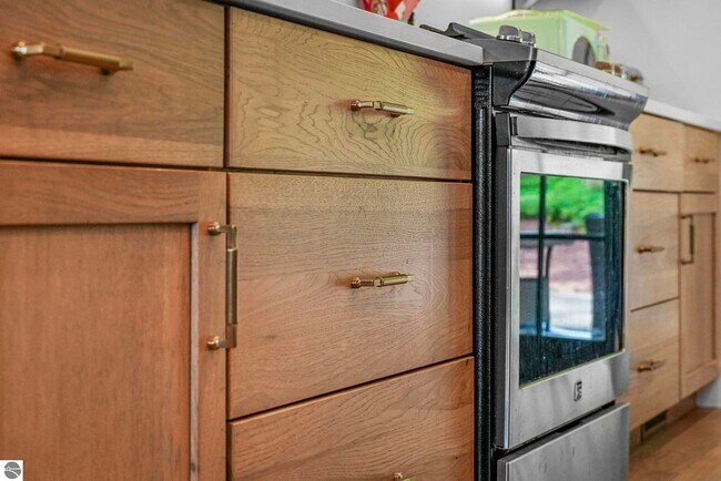 Building Photo - Late Summer Furnished Executive Extended Stay Rental on Old Mission Peninsula