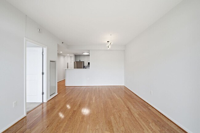 Building Photo - Bright & Renovated Condo with Pool, Gym & Parking!