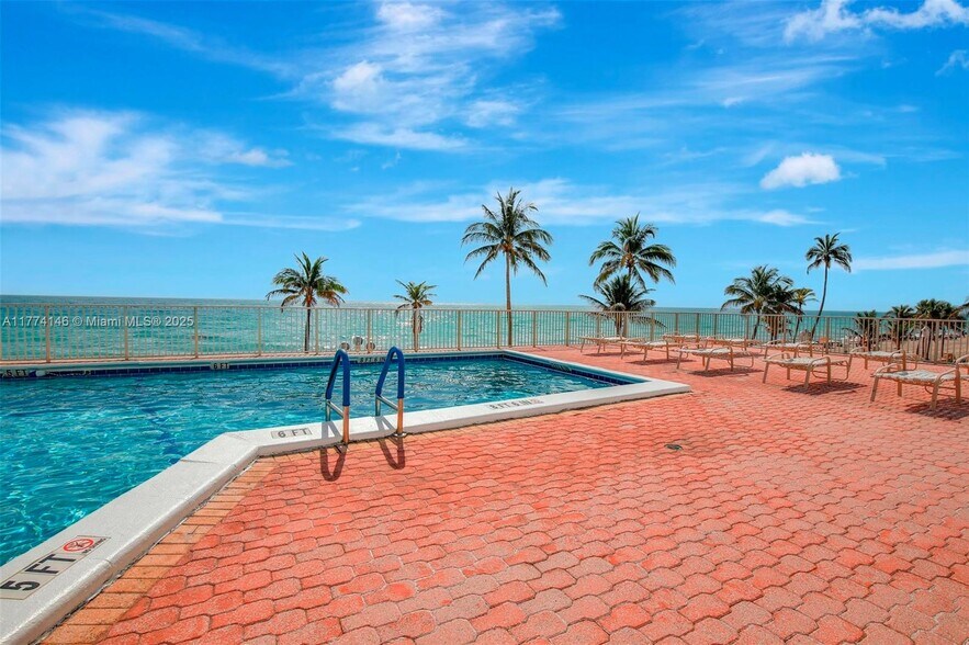 Building Photo - 3111 N Ocean Dr