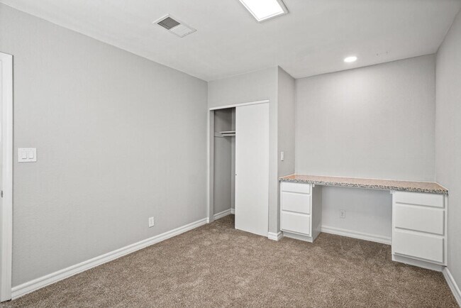 Building Photo - 12115 Royal Woods Dr