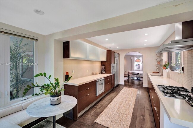 Building Photo - 669 NE 60th St