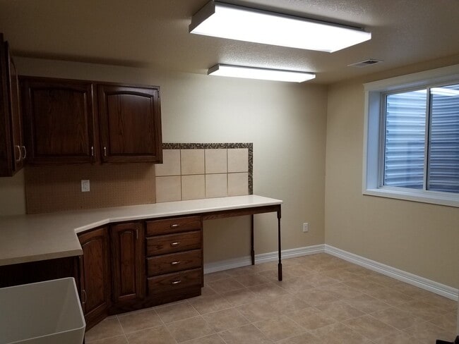 Building Photo - House For Lease