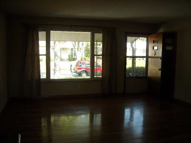 Building Photo - 353 E Clearview Ave