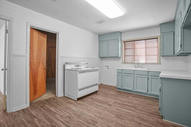 Building Photo - 3/1/1 close to medical and Texas Tech. Neutral colors.. Updated bath