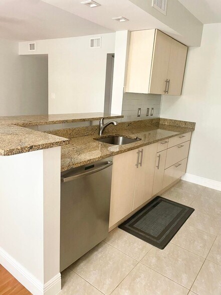 Building Photo - 815 W Boynton Beach Blvd