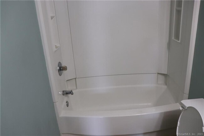 Building Photo - 20 Firethorn Dr
