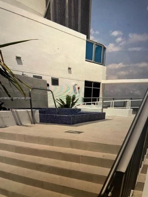 Building Photo - 1010 SW 2nd Ave