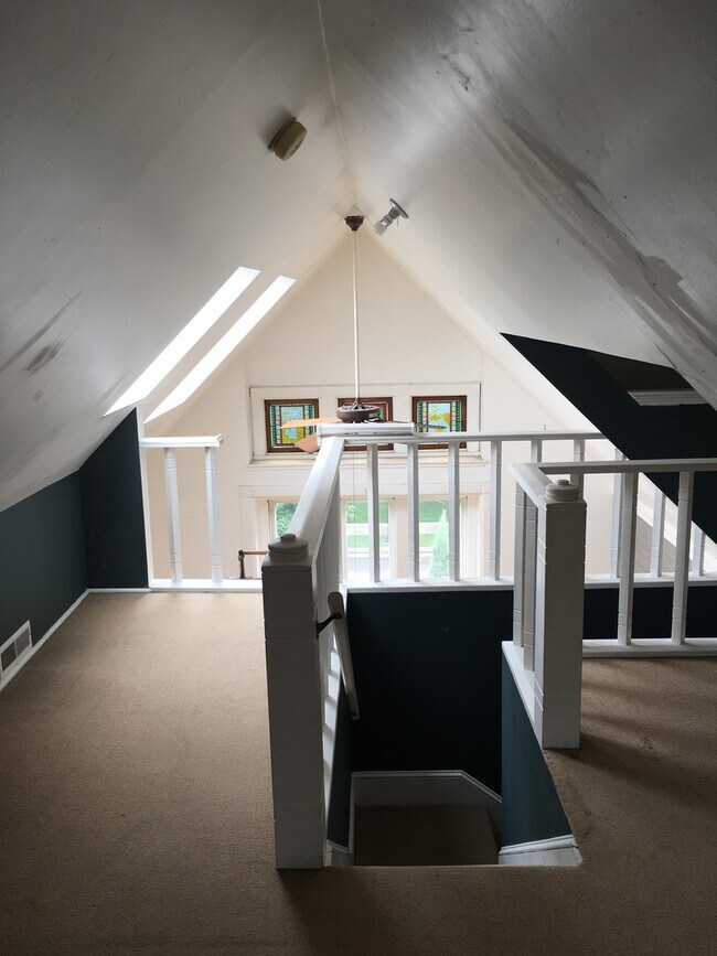 Building Photo - Studio Apartment Loft in historic Whittier neighborhood!