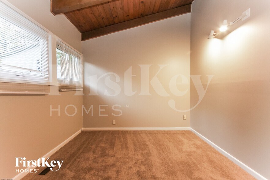 Building Photo - 4913 Victoria Rd