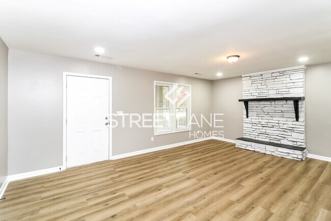 Building Photo - FIRST FULL MONTH OFF WITH 13 MONTH LEASE