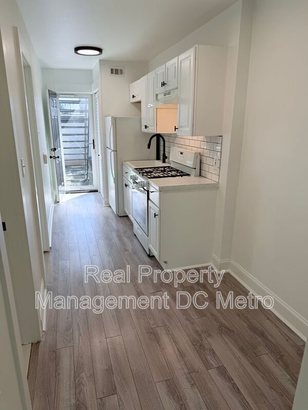 Building Photo - 1447 Holbrook St NE