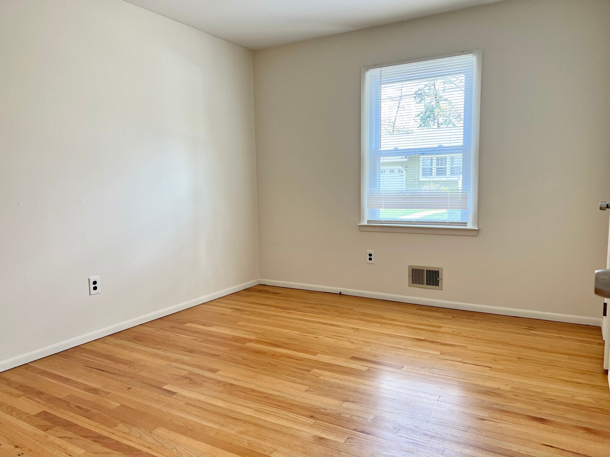 Building Photo - 944 Longboat Ave