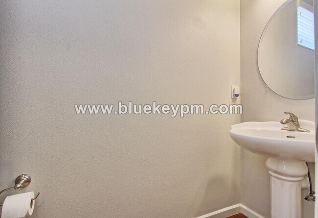 Building Photo - 3 Bed, 2.5 Bath Home in Battle Ground With Primary Suite on Main Floor