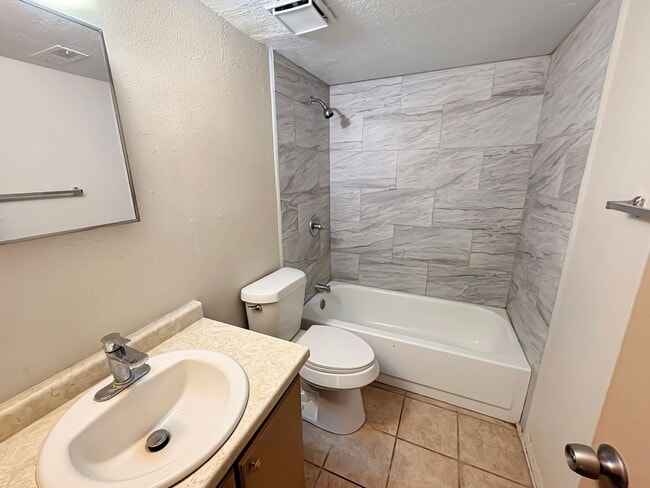 Building Photo - 703-709 W Calle Sur