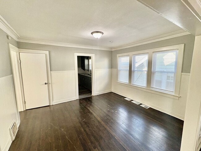 Building Photo - Spacious 2BR + Den with Hardwood Floors