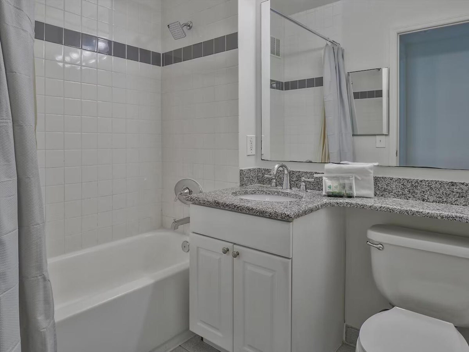 Building Photo - 33 Hudson St