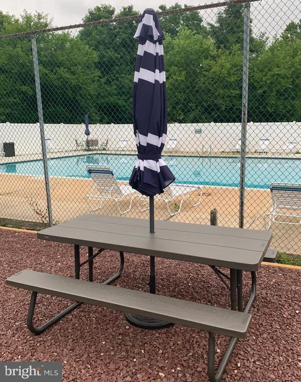 Building Photo - 102 STONEHURST Ct