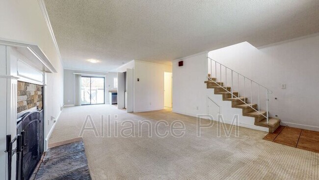 Building Photo - 221 College View Dr