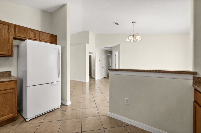 Building Photo - Spacious 3 Bedroom 2 Bath Duplex in Pine G...