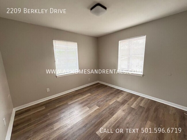 Building Photo - 2209 N Berkley Dr
