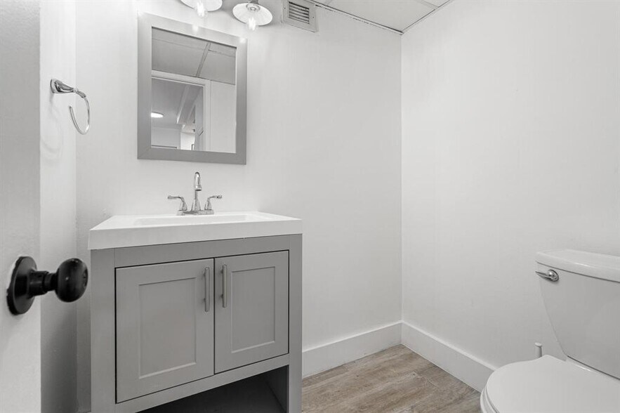 Building Photo - 809 W Oakland Park Blvd