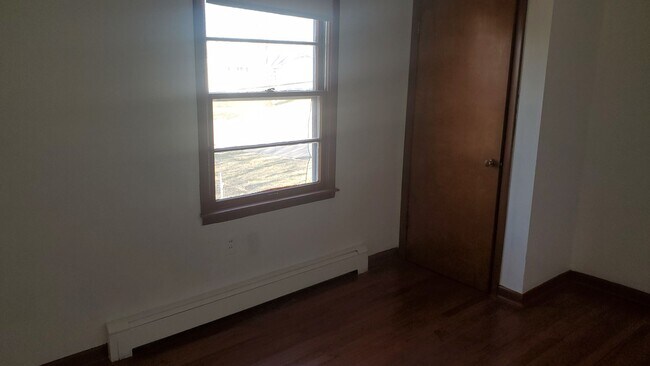 Building Photo - 3 bd, 2 ba house NE Columbia, 2nd living room downstairs, fenced, w/d included