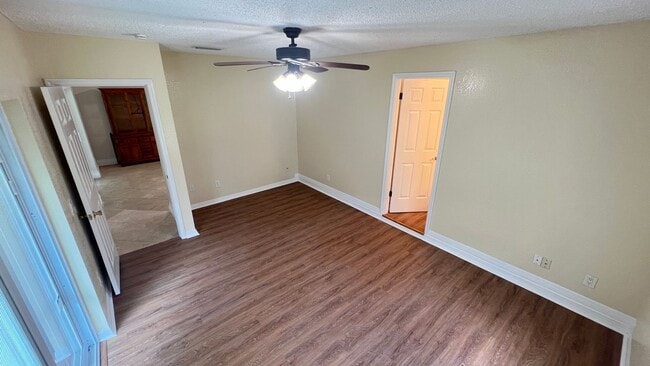 Building Photo - Bright & Spacious 3/2 Home with Huge Yard + Screened Patio — Lawn Care Included!