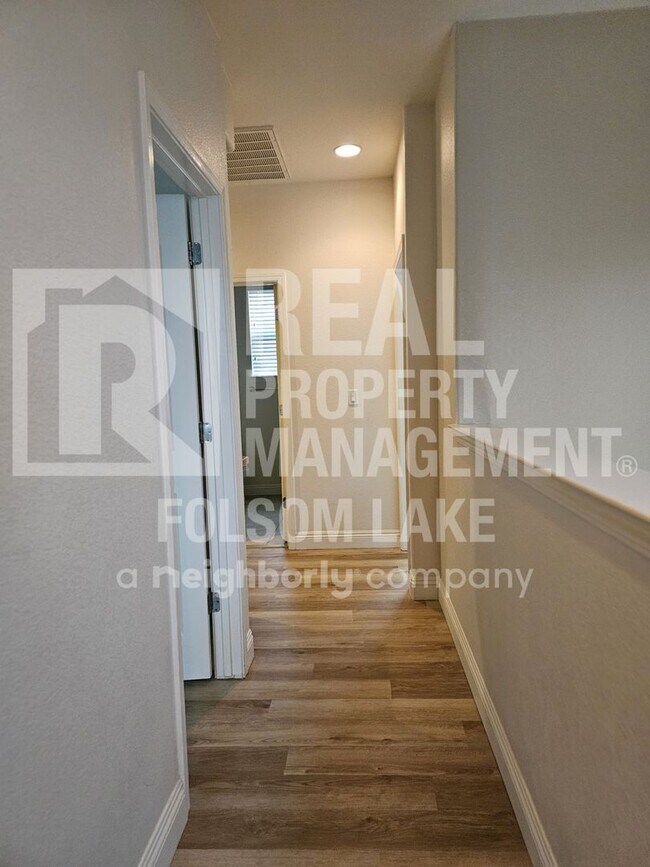 Building Photo - Spacious 3 bedroom 2.5 bath in North Natomas