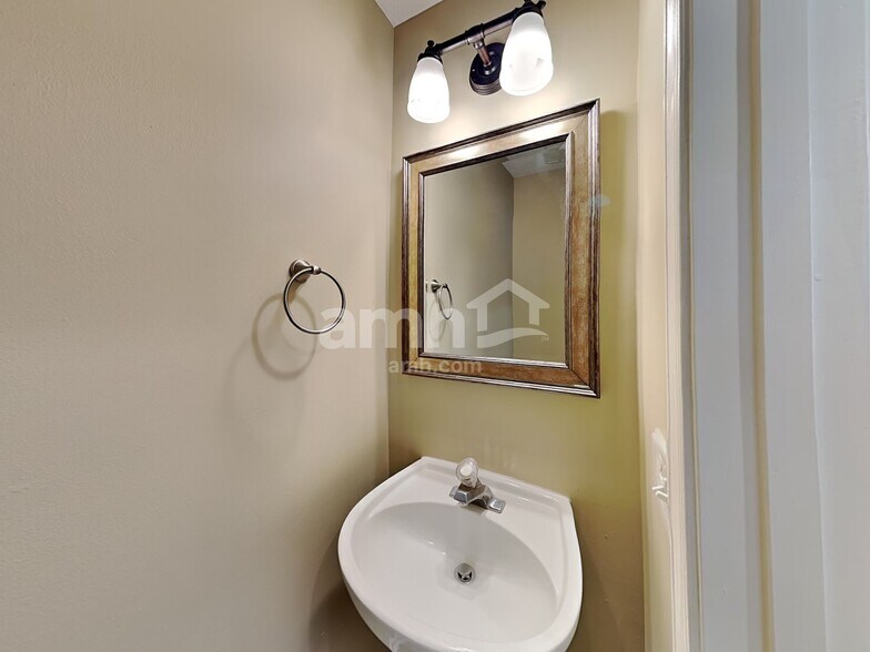 Building Photo - 515 Indian Lake Dr