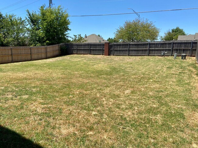 Building Photo - Large 3 Bed 3 Bath Home with an Office in ...