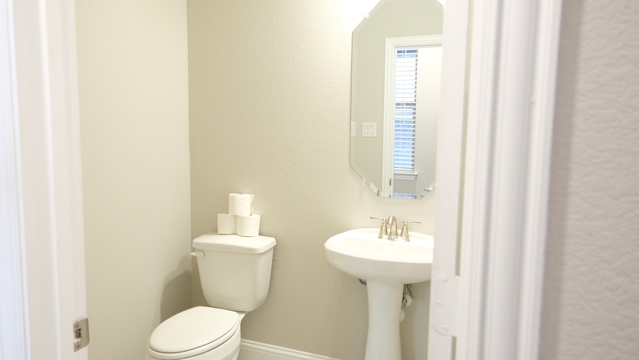 Building Photo - 332 Blackthorne Dr