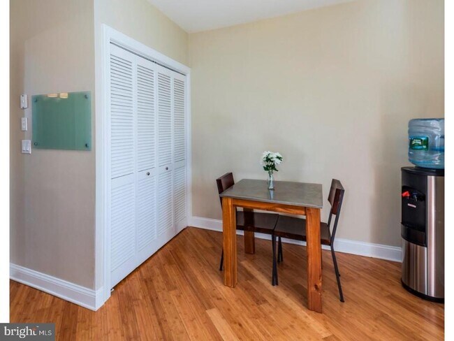 Building Photo - 116 Leigh Ave