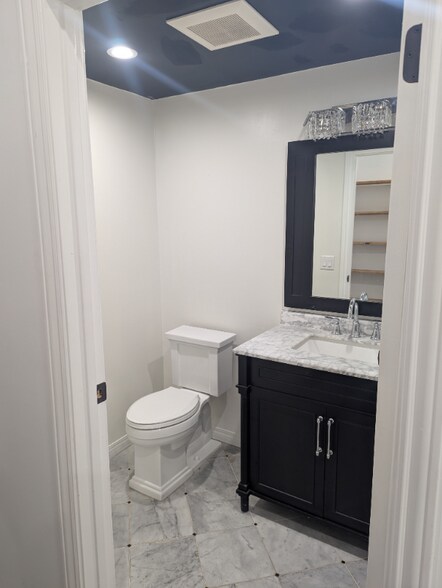 Building Photo - 3115 Hollycrest Dr