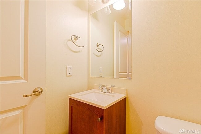 Building Photo - Charming 3-Story townhome located near Hig...