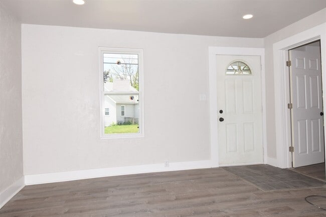 Building Photo - VIDEOTOUR: Refurbished! Large 2-story Charmer. Big Yard! PETS WELCOME