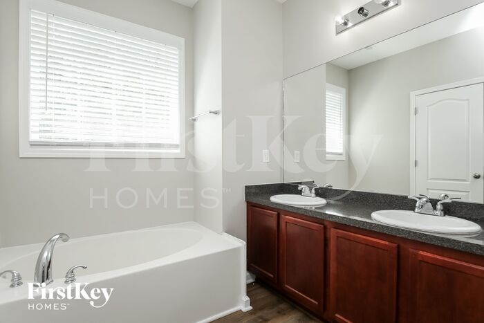 Building Photo - 731 Mallard Dr