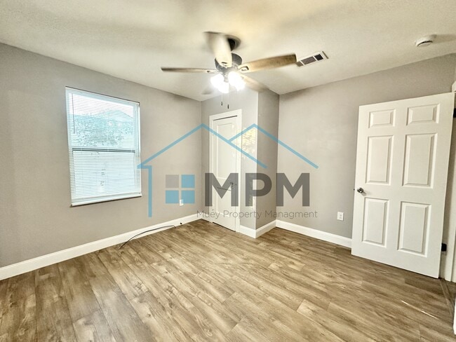 Building Photo - 119 S Riverbend Dr