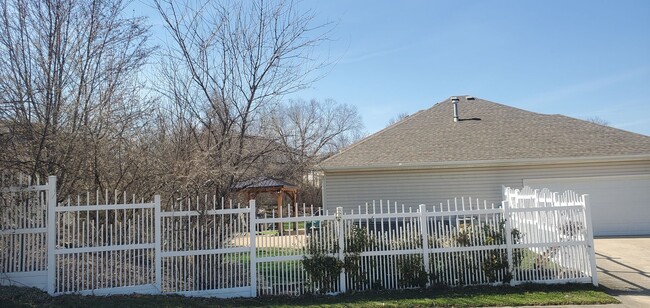 Building Photo - 3 bd, 2 ba house in SW Katy Lake Estates subdivision, fenced, w/d included, corner lot