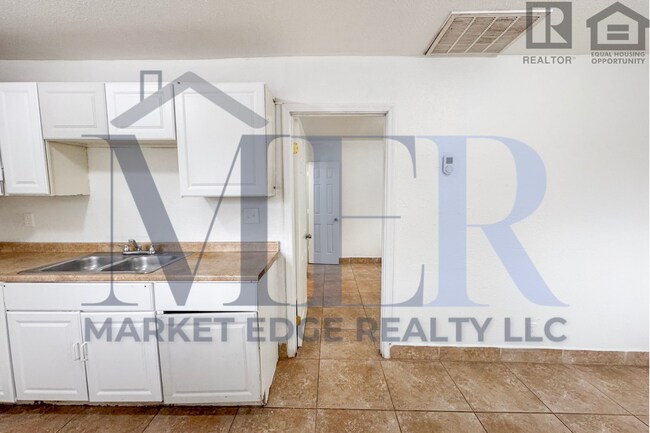 Building Photo - 1Bed/1Bath Apt at 16th St/Thomas Rd! -- NO HOA! FENCED-IN YARD! -- NO APPLICATION FEE!