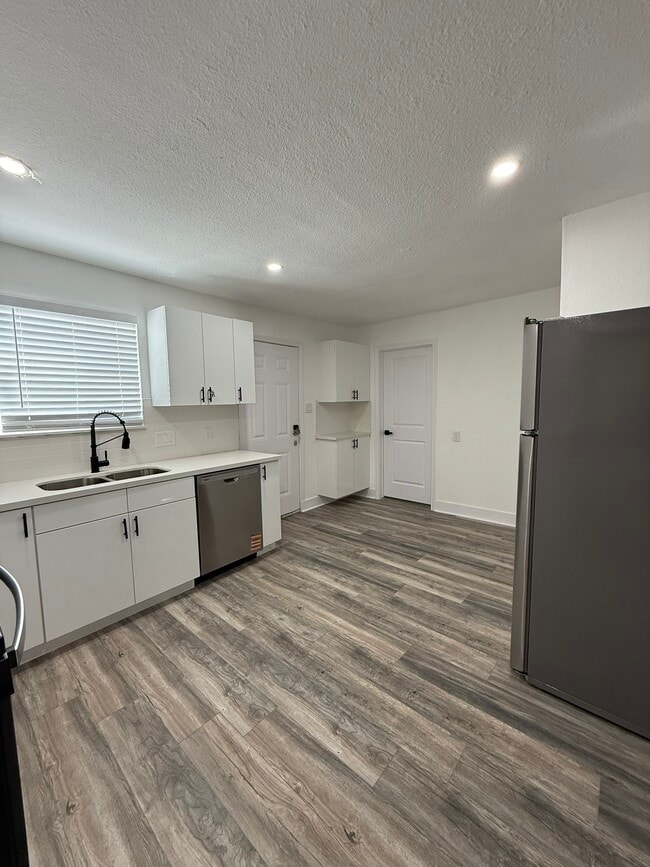 Building Photo - 705 Stanford St