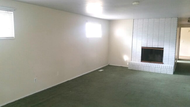Building Photo - Spacious 3 Bed Duplex