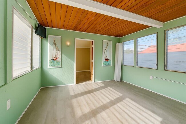 Building Photo - 553 72nd Ave