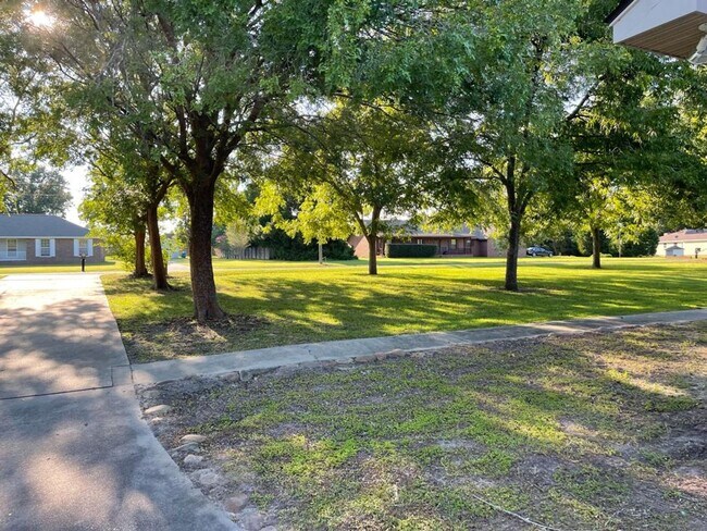 Building Photo - !!$500 off First months Rent!! Private 1-Acre Retreat with Pool, Screened Porch & Spacious Interior